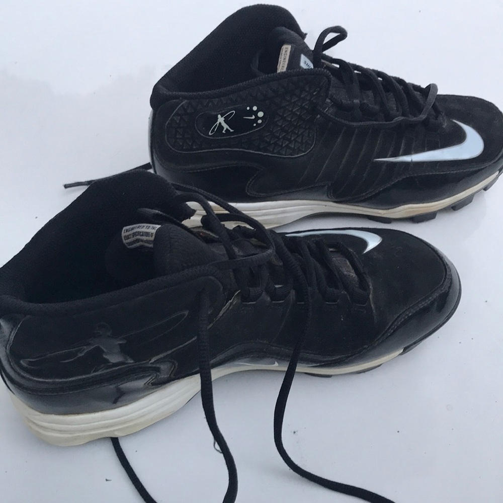 Size 8.5 Nike swingman baseball cleats